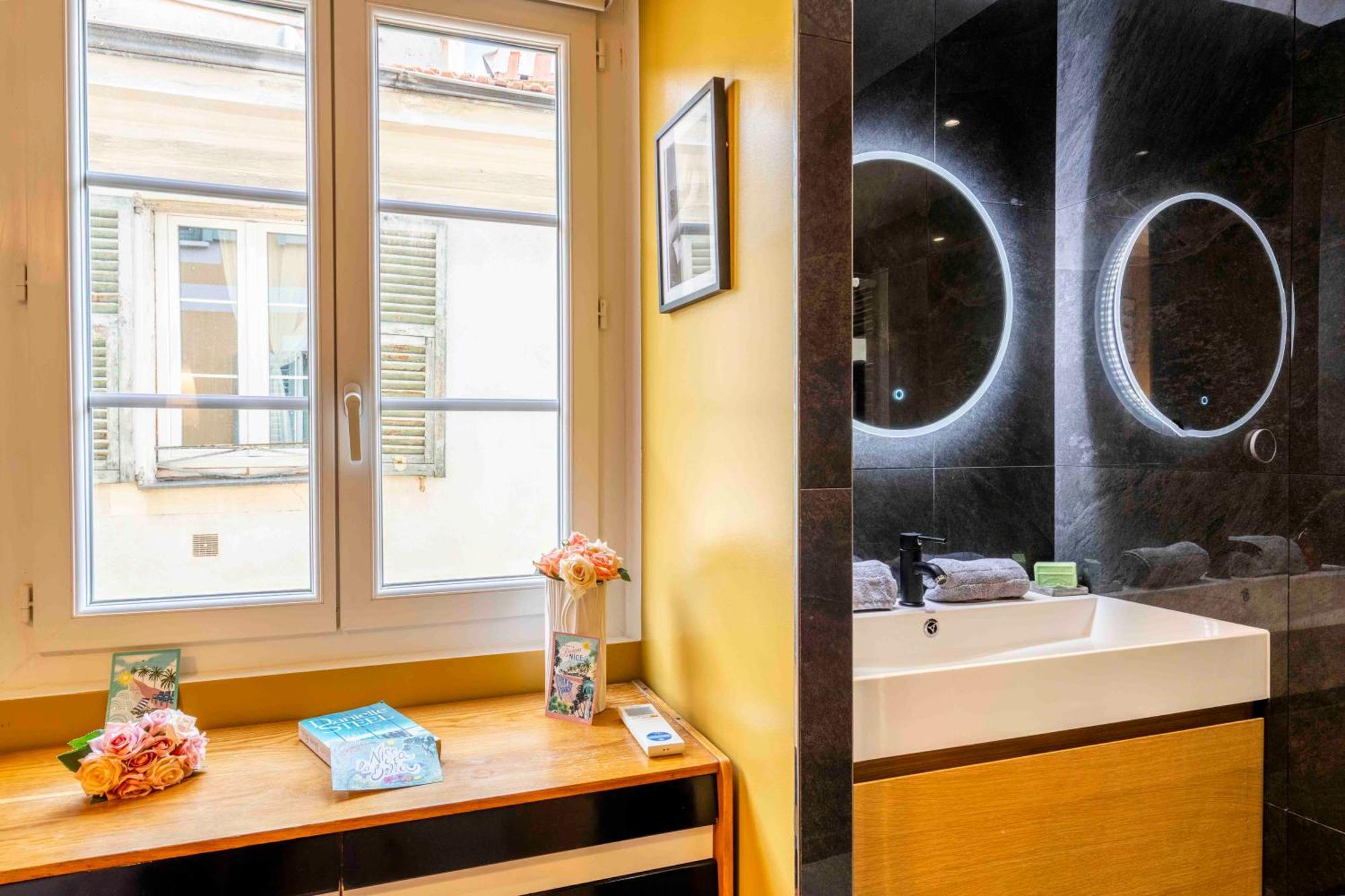 2 Chambres, Balcons, Vue Imprenable, Climatisation - Palace Bleu Apartment *